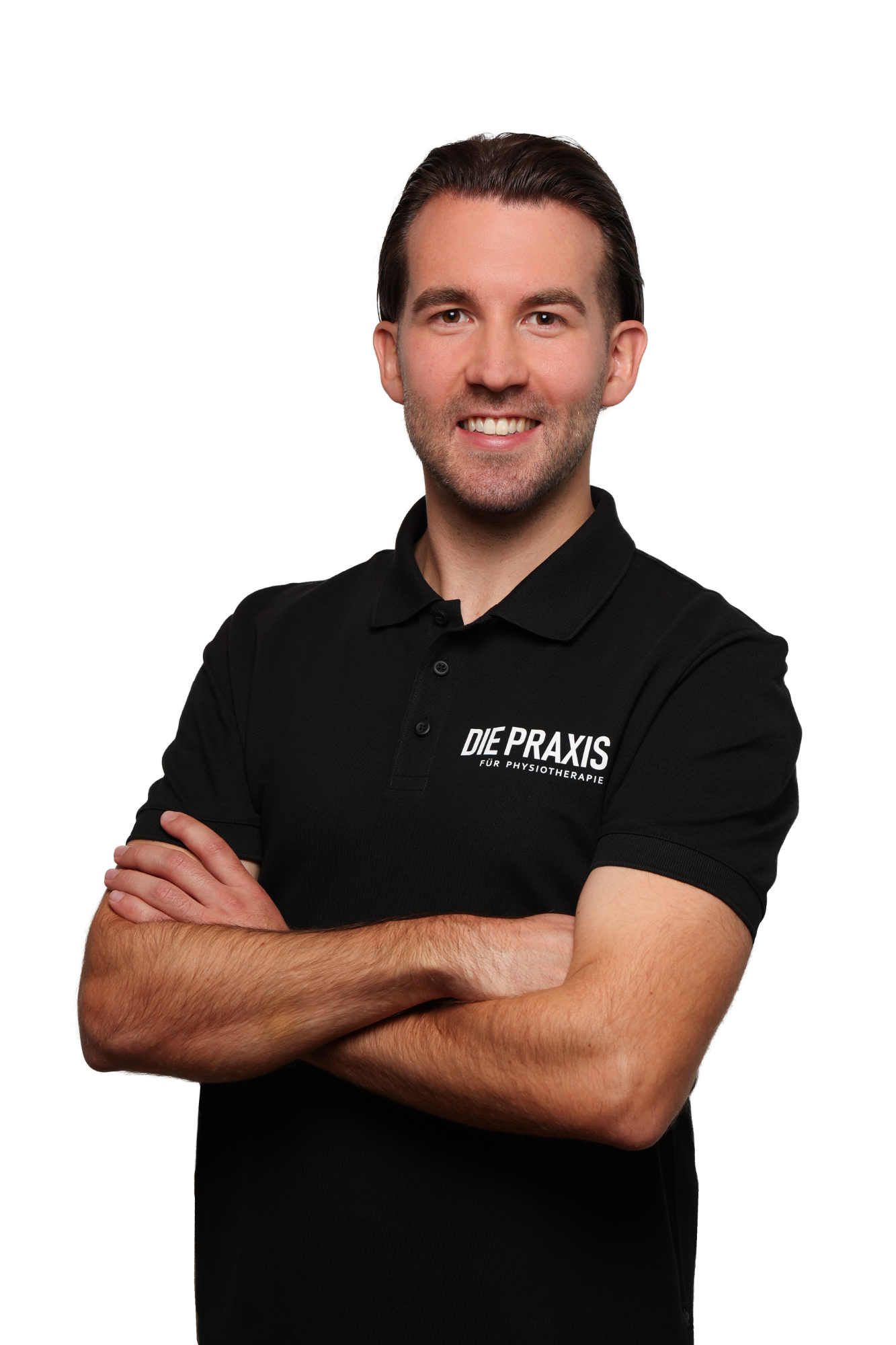 Physiotherapeut Niklas Leck Mann mit verschränkten Armen, schwarzes Polo mit Logo, lächelt freundlich.