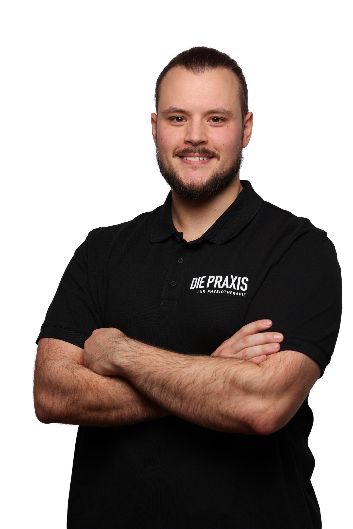 Physiotherapeut Philipp Dilchert Ein lächelnder Mann mit gekreuzten Armen, trägt ein schwarzes T-Shirt mit Logo.