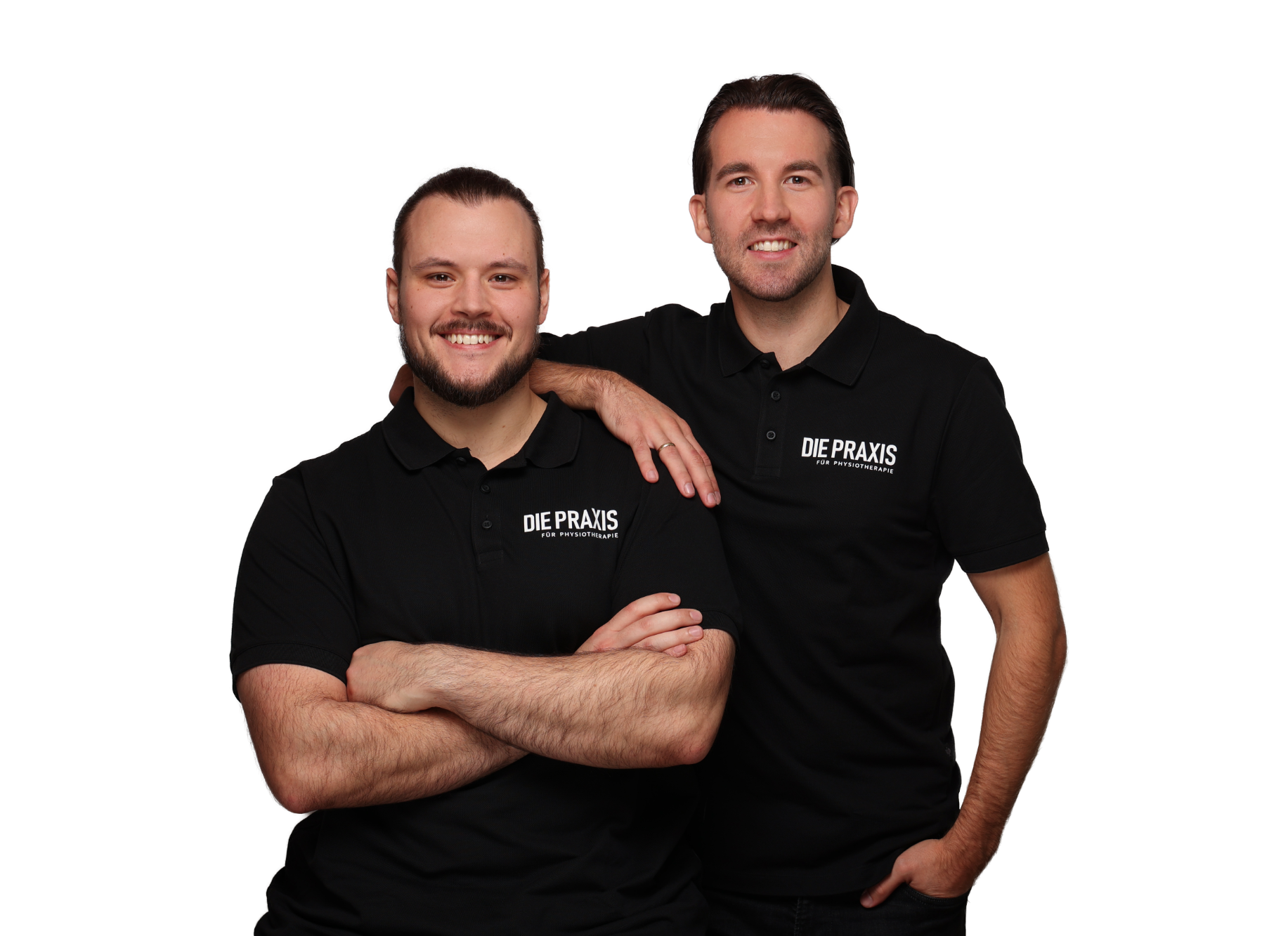 Zwei Männer in schwarzen Poloshirts mit dem Logo "DIE PRAXIS", lächeln und stehen Arm in Arm. Links, Philipp Dilchert. Rechts, Niklas Leck